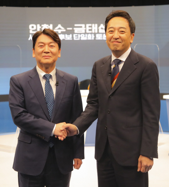 안철수 국민의당 대표와 금태섭 전 의원이 18일 상암동 채널에이 사옥에서 열린 단일화 토론에 앞서 악수하고 있다. 국회사진기자단=연합뉴스